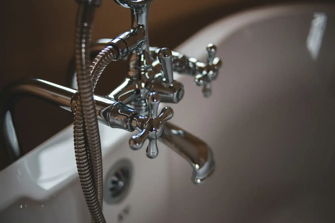 Eau pure coulant d'un robinet moderne