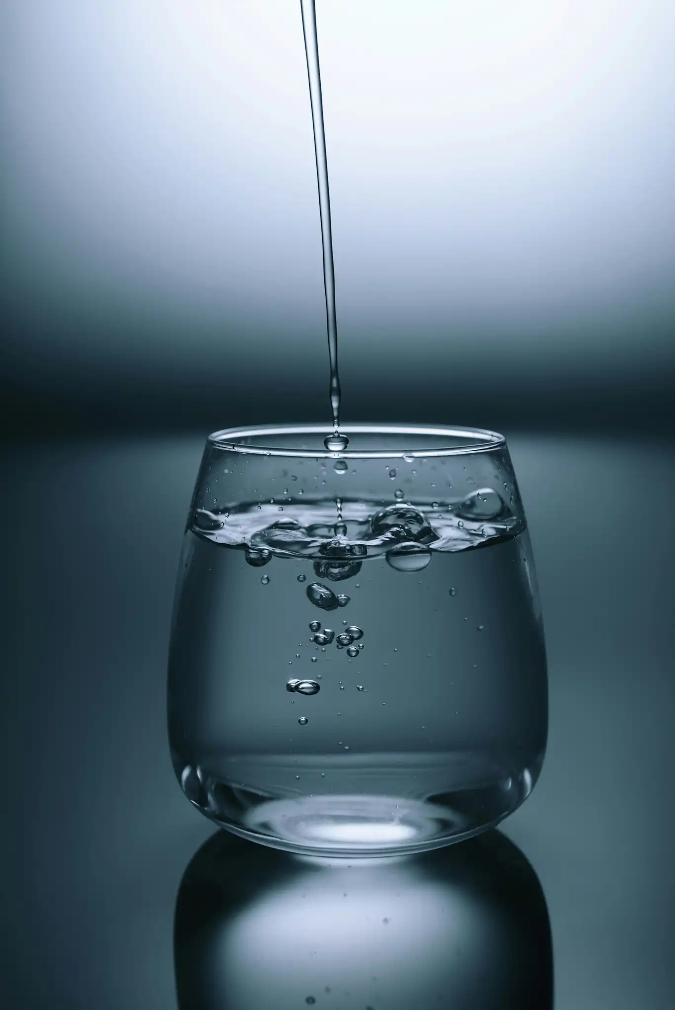 Verre d'eau pure et cristalline